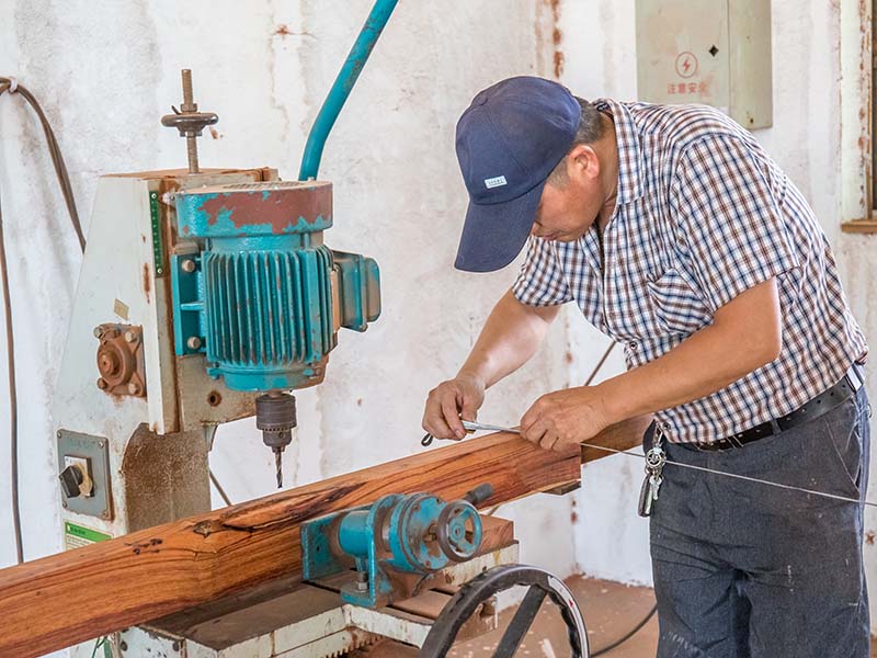 崇仁楼梯地板柜门的油漆修复-10