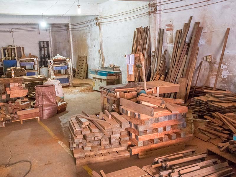 崇仁楼梯地板柜门的油漆修复-09